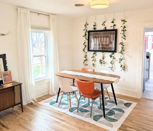 Et tv og/eller underholdning på Downtown Hagerman Hot Springs Getaway