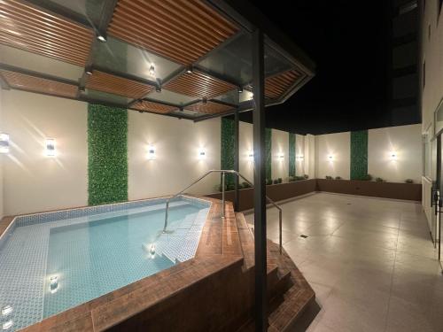 uma grande piscina no meio de um prédio em Monoambiente moderno y ubicación ideal em Cochabamba