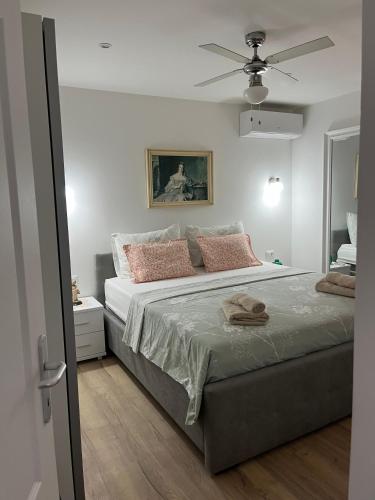 Apartments with parking space Mirca, Brac - 729