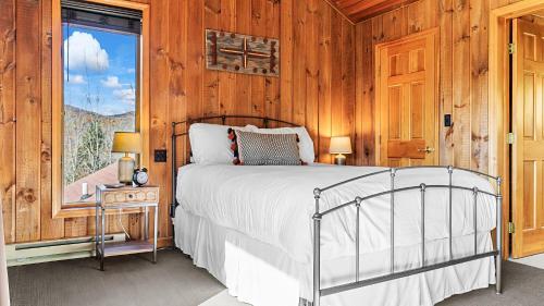 Ένα ή περισσότερα κρεβάτια σε δωμάτιο στο Catskills Retreat w Hot Tub Fire Pit Pool Mtn Views The Windham Mountain House by AvantStay