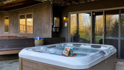 Φωτογραφία από το άλμπουμ του Catskills Retreat w Hot Tub Fire Pit Pool Mtn Views The Windham Mountain House by AvantStay σε Windham