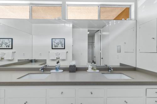 Koupelna v ubytování Sandpiper Jewelbox by ACME House Company