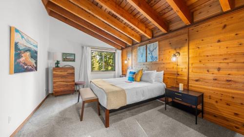 Ένα ή περισσότερα κρεβάτια σε δωμάτιο στο Hot Tub Sauna Forest Views in Tahoe Donner Cedar Summit by Avantstay
