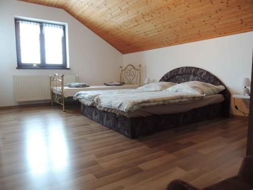 ein Schlafzimmer mit zwei Betten und einer Holzdecke in der Unterkunft Holiday home Sedlonov - Adlergebirge 949 in Sedloňov