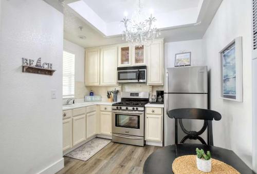 een keuken met witte kasten en een roestvrijstalen koelkast bij Harborlight Manor in Oceano