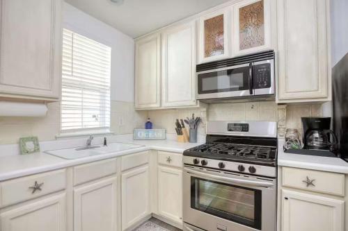 een keuken met witte kasten en een kookplaat oven bij Harborlight Manor in Oceano