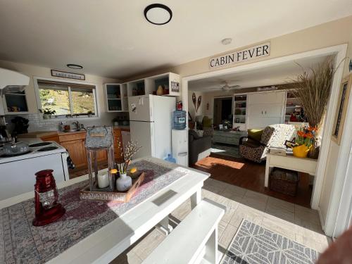 eine Küche und ein Wohnzimmer mit einem weißen Kühlschrank in der Unterkunft Mile 77 Cottages in Youbou