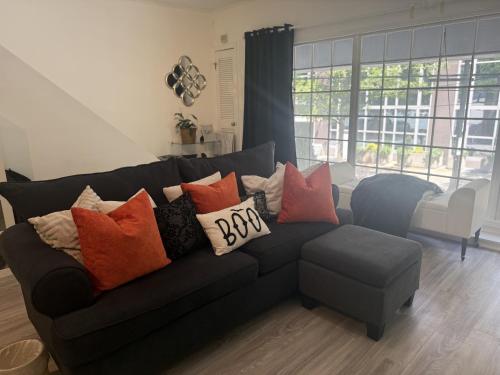 O zonă de relaxare la Luxury Midtown Atlanta Condo Walk to Shops & Restaurants