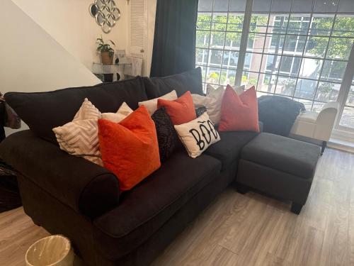 O zonă de relaxare la Luxury Midtown Atlanta Condo Walk to Shops & Restaurants