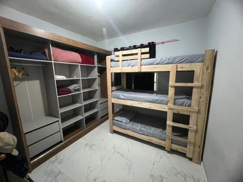 ビグアスにあるBigua House - Seu Lar em Biguaçuの二段ベッドが備わる客室です。