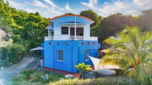 a blue lifeguard house in a garden at A L'Arche Bleue in Le Robert