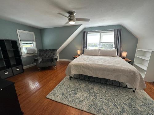 a bedroom with a bed and a ceiling fan at Tranquil Hideaway For 4 Close To Annapolis in Annapolis