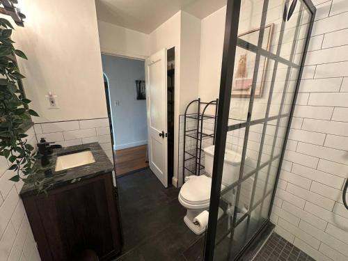 a bathroom with a toilet and a sink at Tranquil Hideaway For 4 Close To Annapolis in Annapolis