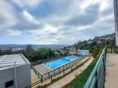 uma piscina na lateral de um prédio em Condominio Viña Oriente 2 em Viña del Mar