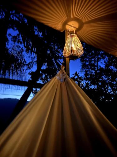 un primo piano di due ombrelli con una luce di Heaven's Gate a Currumbin Valley