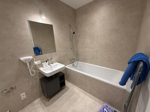 Luxury Central Apartment with Free Parking and Garden