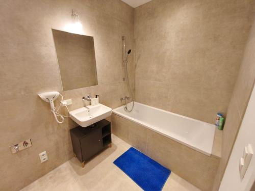 Luxury Central Apartment with Free Parking and Garden