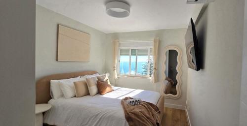 Postel nebo postele na pokoji v ubytování Cais Cacilhas Sunset - Full AC & Lisbon Panoramic Balcony