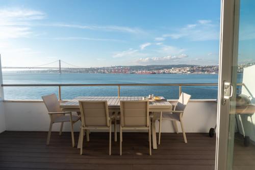 Luxury Lisbon View & Balcony - AC & Elevator