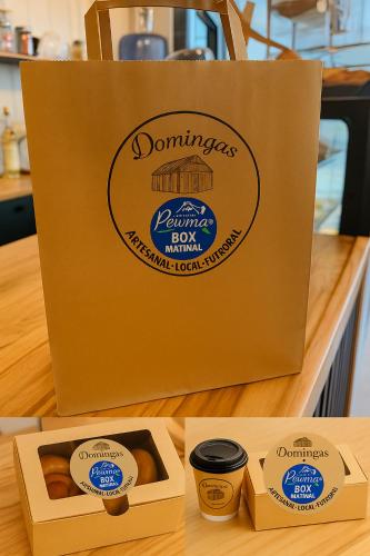 富特罗诺Cabañas Pewma Futrono的桌子上放着两盒甜甜圈。