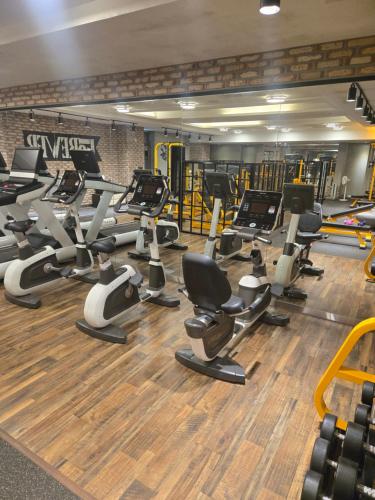 Γυμναστήριο ή/και όργανα γυμναστικής στο Raum Hotel