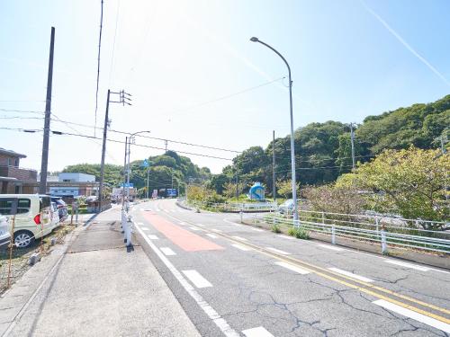 una strada vuota con lampioni ai lati della strada di 真砂悠々庵 a Minamichita