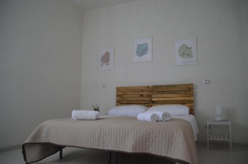 a bedroom with a bed with towels on it at B&B La Via di Casa in San Leone