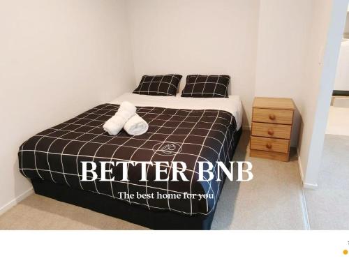 a bedroom with a bed with two white towels on it at CBD Gem Cooling Summer and City View in Wellington