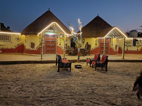 un grupo de sillas frente a un edificio en White Desert Home Stay, en Dhordo