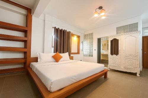 金边Downtime Hotel Phnom Penh的房间里有一张白色大床的卧室