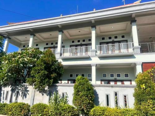 SampalanにあるLittle White Pavilionの上にバルコニーがある白い建物