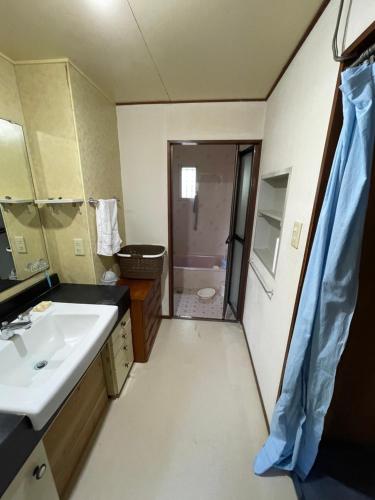 a bathroom with a sink and a shower at kumanonisumu! in Kumano