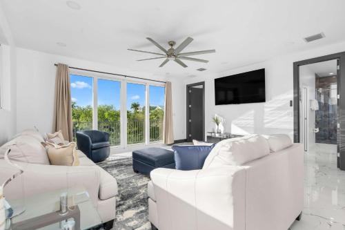 TV a/nebo společenská místnost v ubytování Isla Sol Waterfront Oasis w Pool Dock Kayaks