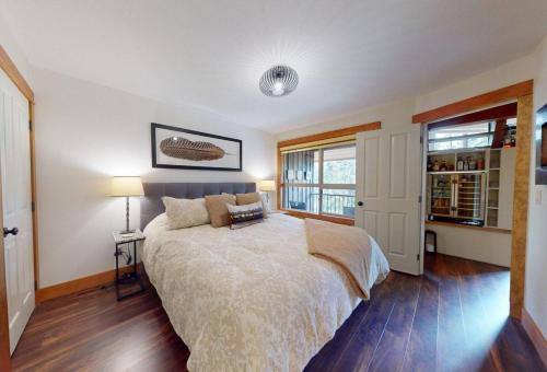 Ένα ή περισσότερα κρεβάτια σε δωμάτιο στο Fully Renovated Slopeside Penthouse Loft