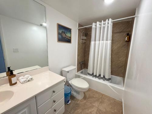 Koupelna v ubytování Luxury Ocean Reserve Condo Pool, Gym & Beach Access