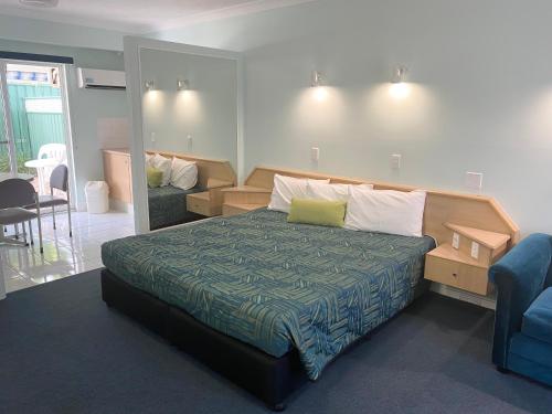 Ένα ή περισσότερα κρεβάτια σε δωμάτιο στο Runaway Bay Motor Inn