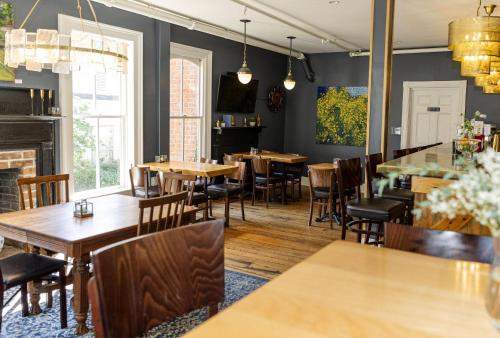 Χώρος καθιστικού στο The Colonial Inn, an Ascend Collection Hotel