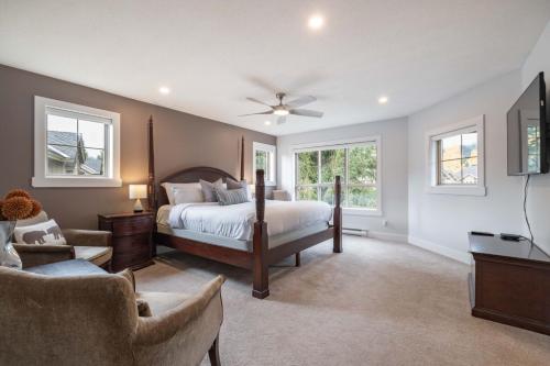 Postel nebo postele na pokoji v ubytování Englewood Greens 40 by Outpost Whistler