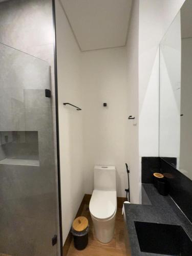 a bathroom with a toilet and a sink at 1Studio ao lado da Praça Augusto Silva, PRÓXIMO À UFLA E UNILAVRAS in Lavras
