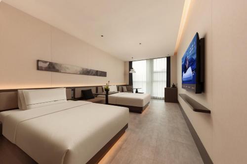 Postel nebo postele na pokoji v ubytování Atour Hotel Shanghai Wujiaochang Xiangyin Road
