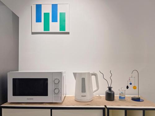 een magnetron en een koffiezetapparaat op een aanrecht bij 서울 stay moon 종로 혜화 경복궁 SKKU 명동 DDP 광장시장 인사동 낙산공원 KPDH in Seoul