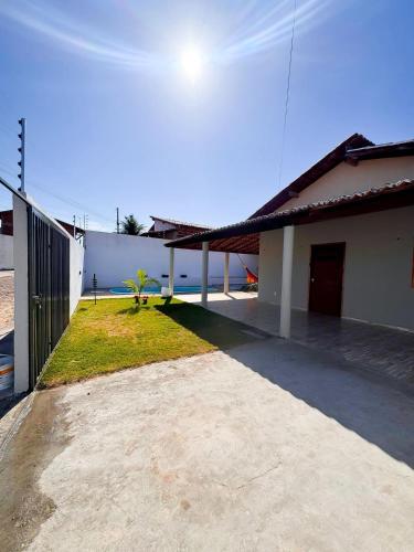 ein Gebäude mit einem Zaun neben einem Hof in der Unterkunft Casa Rosales in Luis Correia