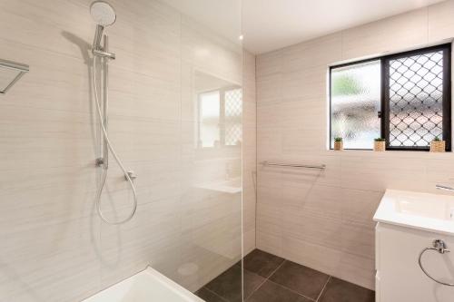 un baño con ducha y lavabo en Barry's Place, en Yeppoon