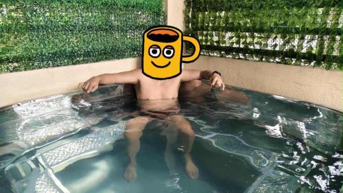 Ein Mann befindet sich in einem Schwimmbecken; in einem Kopf steckt ein Gesicht. in der Unterkunft Gee Staycation in Santo Tomas