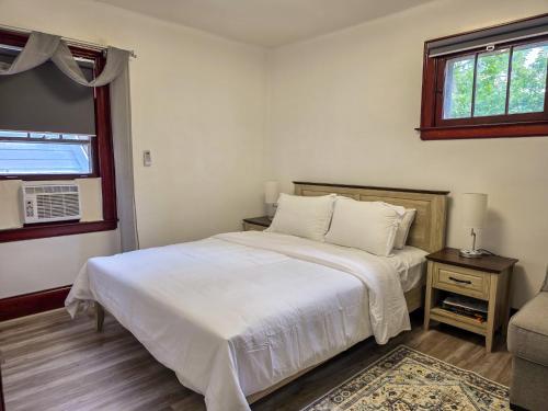 Postel nebo postele na pokoji v ubytování Cute 2 Bedroom Apartment 7 minutes from the falls!