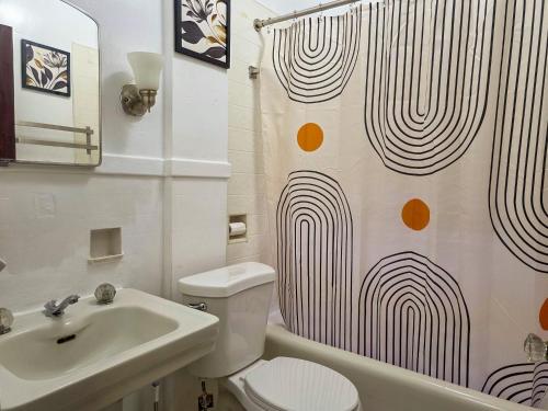 Koupelna v ubytování Cute 2 Bedroom Apartment 7 minutes from the falls!