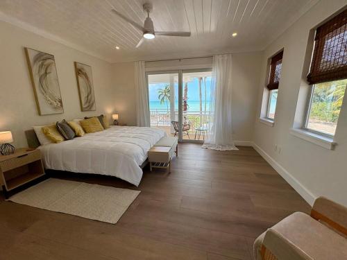 une chambre avec un lit et une vue sur l'océan dans l'établissement Slipstream, à Long Island