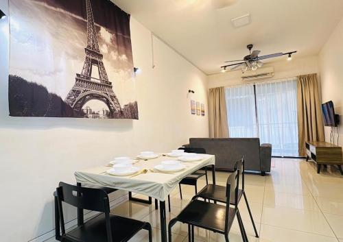 Posezení v ubytování Chic newly furnished 3BR condo close to airport