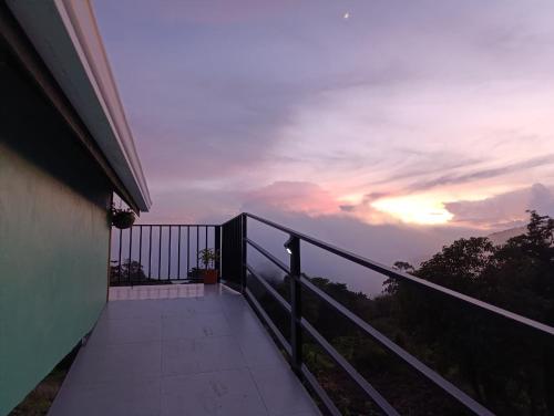 Balkón nebo terasa v ubytování Cabaña El Trogon