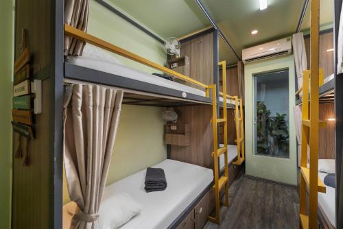 Postel nebo postele na pokoji v ubytování Hanoi Quarter Life Hostel